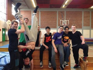 Pour moi le parkour , c'est une force. Des amis qui nous aident pour qu'on puisse progresser tout en s'amusant et en rigolant. Tout comme l'amitié , le parkour est une force physique et mentale qui nous fait dépasser nos limites